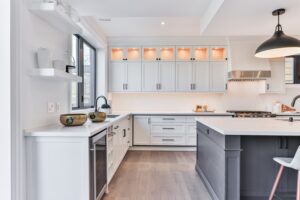 Hamptons-style U-shaped kitchen 